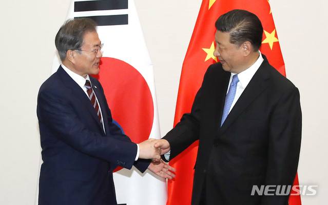 【오사카(일본)=뉴시스】박진희 기자 = 문재인 대통령과 시진핑(習近平) 중국 국가주석이 27일 일본 오사카 웨스틴 호텔에서 정상회담에 앞서 악수를 하고 있다. 2019.06.27. pak7130@newsis.com