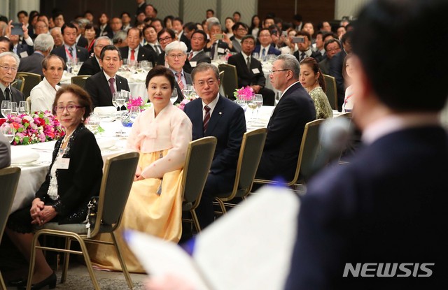 【오사카=뉴시스】전신 기자 = 문재인 대통령과 부인 김정숙 여사가 27일 오사카 뉴오타니 호텔에서 열린 동포 만찬간담회에서 오용호 재일본대한민국민단 오사카지방본부 단장의 환영사를 듣고 있다. 2019.06.27. photo1006@newsis.com