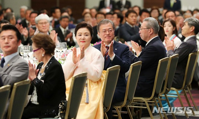 【오사카=뉴시스】전신 기자 = 문재인 대통령과 부인 김정숙 여사가 27일 오사카 뉴오타니 호텔에서 열린 동포 만찬간담회에서 오용호 재일본대한민국민단 오사카지방본부 단장의 환영사에 박수 보내고 있다. 2019.06.27. photo1006@newsis.com
