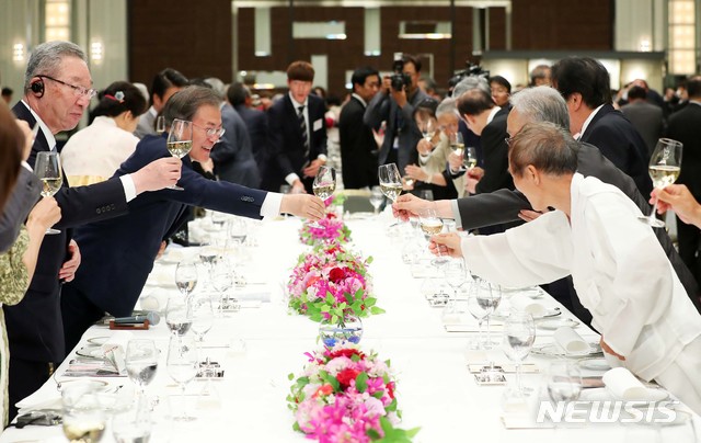 【오사카=뉴시스】전신 기자 = 문재인 대통령이 27일 오사카 뉴오타니 호텔에서 열린 동포 만찬간담회에서 참석자들과 건배하고 있다. 2019.06.27. photo1006@newsis.com