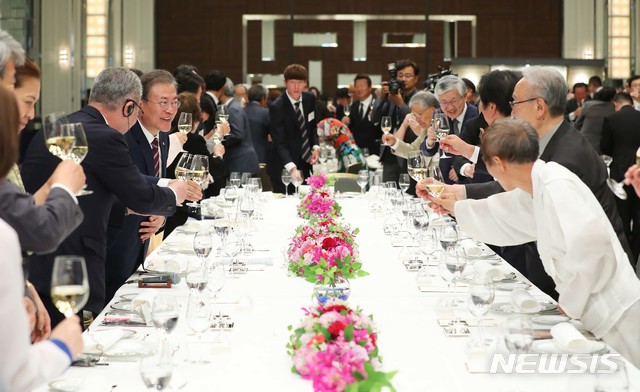 【오사카=뉴시스】전신 기자 = 문재인 대통령이 27일 오사카 뉴오타니 호텔에서 열린 동포 만찬간담회에서 참석자들과 건배하고 있다. 2019.06.27. photo1006@newsis.com