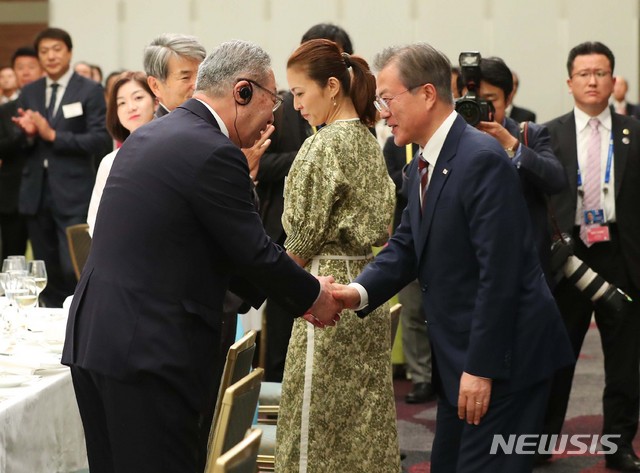 【오사카(일본)=뉴시스】전신 기자 = 문재인 대통령이 27일 오사카 뉴오타니 호텔에서 열린 동포 만찬간담회에 입장하며 참석자들과 인사하고 있다. 2019.06.27. photo1006@newsis.com