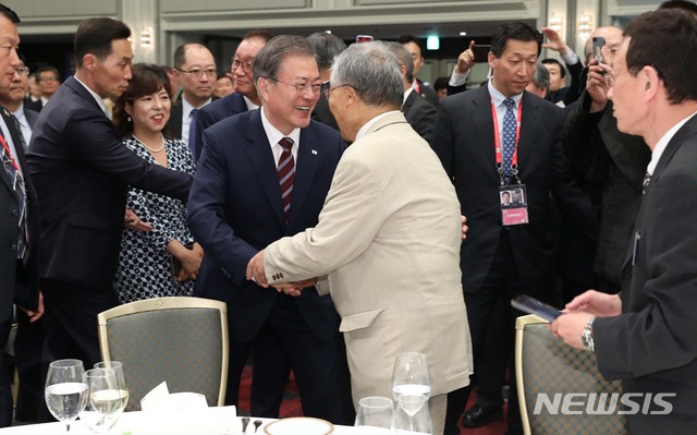 【오사카=뉴시스】전신 기자 = 문재인 대통령과 부인 김정숙 여사가 27일 오사카 뉴오타니 호텔에서 열린 동포 만찬간담회에 입장하며 참석자들과 인사하고 있다. 2019.06.27. photo1006@newsis.com