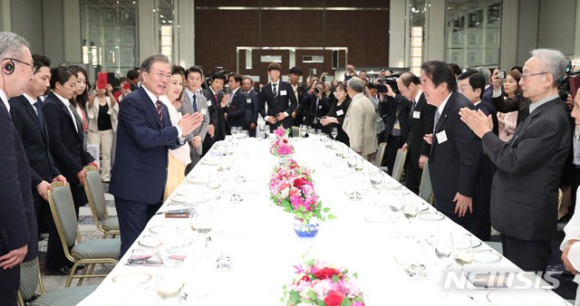 【오사카(일본)=뉴시스】전신 기자 = 문재인 대통령과 부인 김정숙 여사가 27일 오사카 뉴오타니 호텔에서 열린 동포 만찬간담회에 입장하며 참석자들과 인사하고 있다. 2019.06.27. photo1006@newsis.com