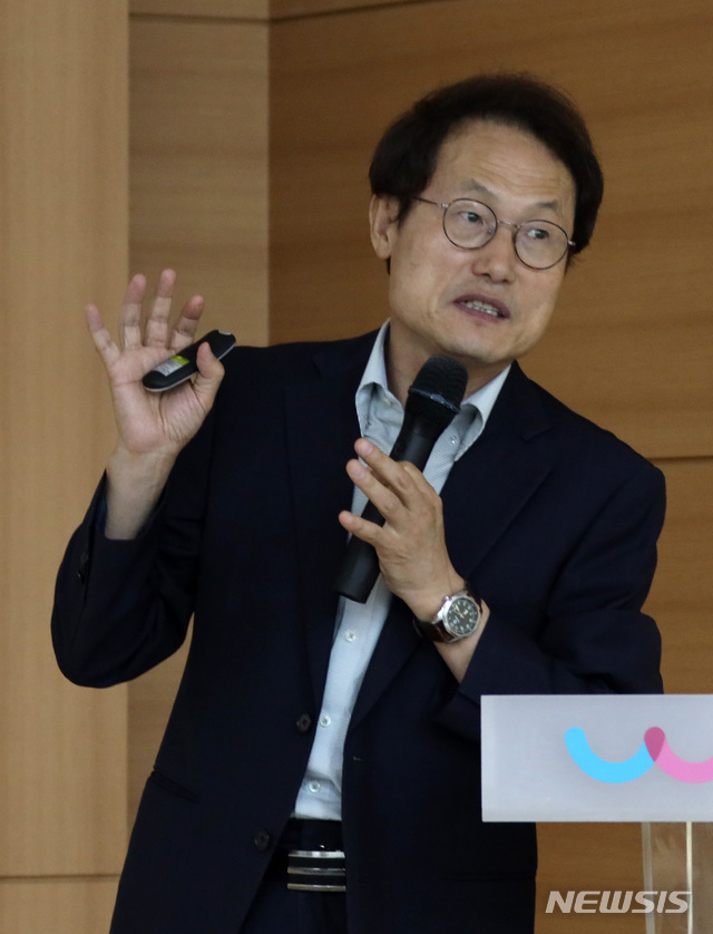 【서울=뉴시스】이영환 기자 = 조희연 서울시교육감이 지난달 27일 서울 강동구청에서 열린 강동송파 마을결합형 교사 교육에 참석해 강연을 하고 있다. 조 교육감은 2기에 혁신교육의 중학교 확산을 강조했다. 일각에서는 교육청이 혁신학교 성과를 바탕으로 적극적인 홍보에 나설 필요가 있다고 주장한다. 2019.06.27. (사진=서울시교육청 제공) photo@newsis.com