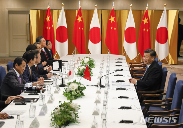 【오사카=AP/뉴시스】중국 시진핑 국가주석은 27일 주요 20개국(G20) 정상회의 참석차 방문한 오사카에서 아베 신조 일본 총리와 정상회담을 갖고 양국 관계가 완전히 정상궤도에 회복했음을 확인했다. 2019.06.27