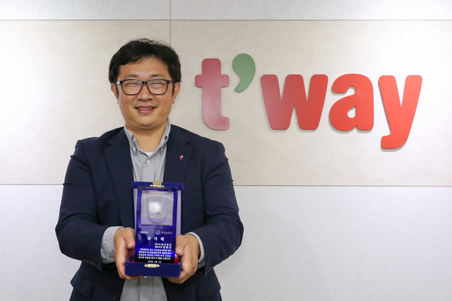 【서울=뉴시스】 티웨이항공이 27일 오전 서울남부보훈지청 호국홀에서 열린 2019년 호국 보훈의 달 맞이 '모범 국가보훈대상자 등 포상 및 증서 전수식'에 참석해 국가보훈처장 감사패를 전달받았다.(사진 티웨이항공)