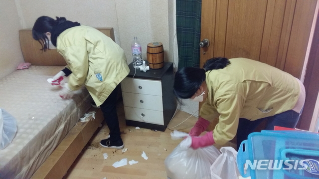 【서울=뉴시스】 지난해, 상도3동 저소득가구 청소 및 정리 지원 사업. 2019.06.28. (사진=동작구 제공)