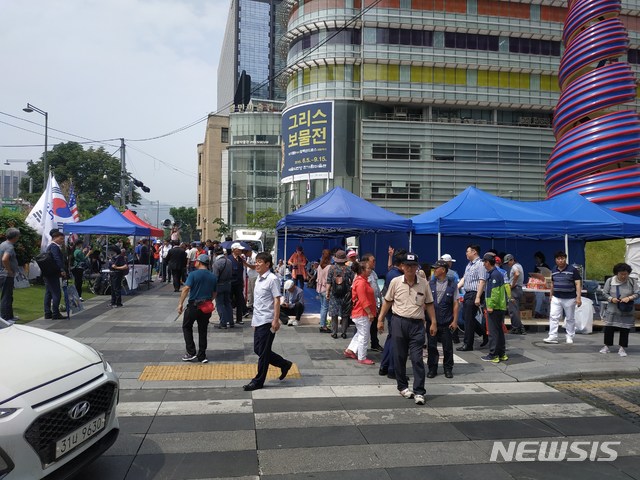 【서울=뉴시스】우리공화당은 서울 광화문 광장에 설치했던 불법천막을 28일 인근인 중구 파이낸스센터 옆으로 옮겼다. 2019.6.28 photo@newsis.com