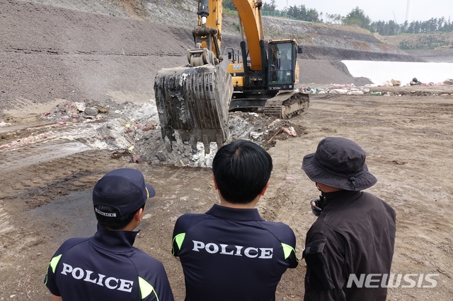 【제주=뉴시스】 강경태 기자 = 28일 오후 제주시 구좌읍 동복리 환경자원순환센터 내 매립장에서 ‘전 남편 살해 사건’ 피의자 고유정(36)이 범행 후 버린 종량제 봉투를 찾기 위한 굴착 작업을 진행되고 있다. 2019.06.28. ktk2807@newsis.com