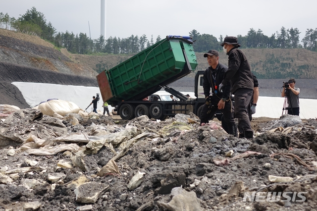 【제주=뉴시스】 강경태 기자 = 28일 오후 제주시 구좌읍 동복리 환경자원순환센터 내 매립장에서 경찰이 ‘전 남편 살해 사건’ 피의자 고유정(36)이 범행 후 버린 종량제 봉투를 찾기 위해 수색을 하고 있다. 2019.06.28. ktk2807@newsis.com