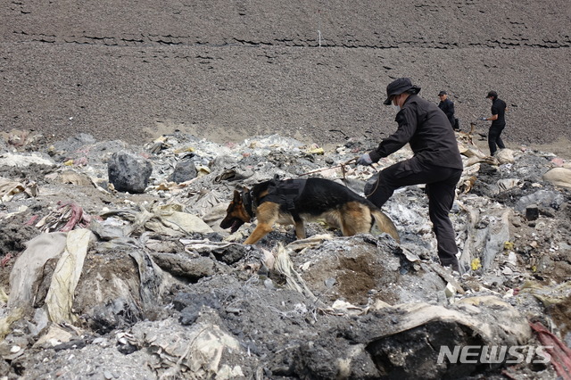 【제주=뉴시스】 강경태 기자 = 28일 오후 제주시 구좌읍 동복리 환경자원순환센터 내 매립장에서 경찰이 ‘전 남편 살해 사건’ 피의자 고유정(36)이 범행 후 버린 종량제 봉투를 찾기 위해 수색을 하고 있다. 2019.06.28. ktk2807@newsis.com
