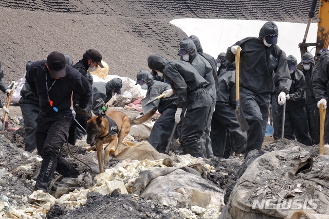 【제주=뉴시스】 강경태 기자 = 28일 오후 제주시 구좌읍 동복리 환경자원순환센터 내 매립장에서 경찰이 ‘전 남편 살해 사건’ 피의자 고유정(36)이 범행 후 버린 종량제 봉투를 찾기 위해 수색을 하고 있다. 2019.06.28. ktk2807@newsis.com