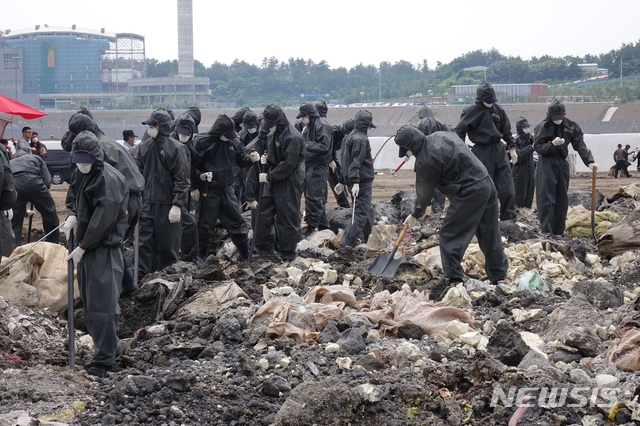 【제주=뉴시스】 강경태 기자 = 28일 오후 제주시 구좌읍 동복리 환경자원순환센터 내 매립장에서 경찰이 ‘전 남편 살해 사건’ 피의자 고유정(36)이 범행 후 버린 종량제 봉투를 찾기 위해 수색을 하고 있다. 2019.06.28. ktk2807@newsis.com