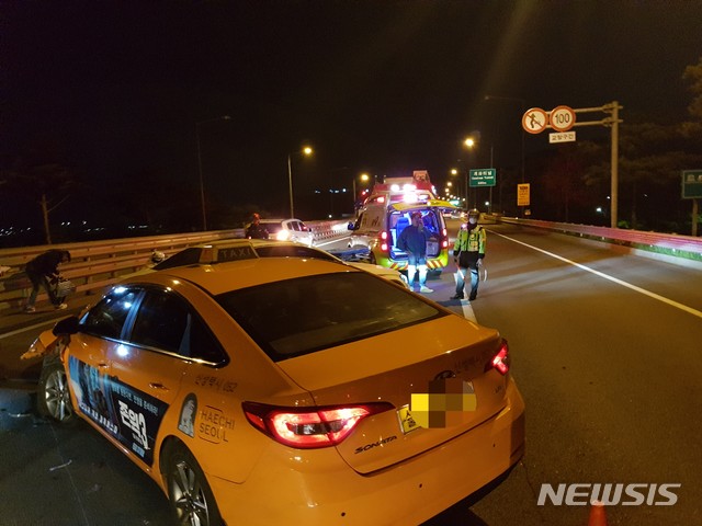 【인천=뉴시스】김민수 기자 = 5월 6일 오전 인천국제공항고속도로에서 3중 추돌사고가 발생한 가운데 소방당국이 구조작업을 벌이고 있다. 2019.05.06. (사진=인천소방본부 제공) kms0207@newsis.com
