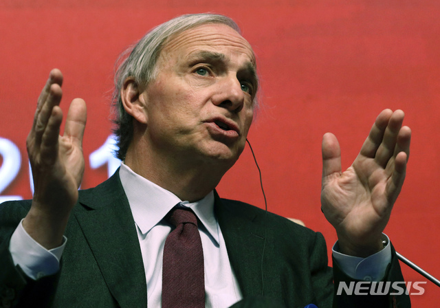 【베이징=AP/뉴시스】세계 최대 헤지펀드인 브리지워터어소시에이츠 설립자인 레이 달리오 공동회장은 1일(현지시간) 도널드 트럼프 미국 대통령이 중국에 대해 1940년대 일본 자산 동결, 석유 금수 조치 등과 같은 특수 비상지휘권을 사용할 수 있을 것이라고 전망했다. 사진은 지난 3월23일 중국 베이징에서 열린 중국개발포럼에서 연설 중인 달리오. 2019.10.02.