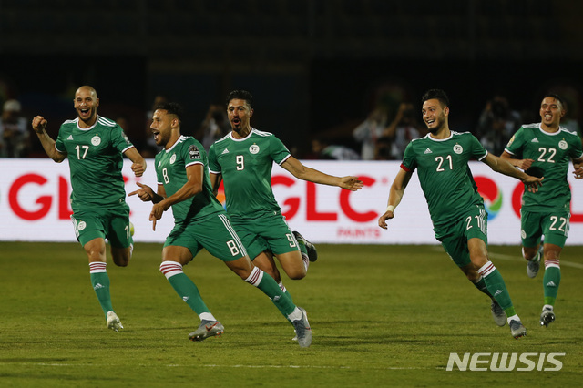 【카이로(이집트)=AP/뉴시스】골을 넣고 기뻐하는 알제리 선수들
