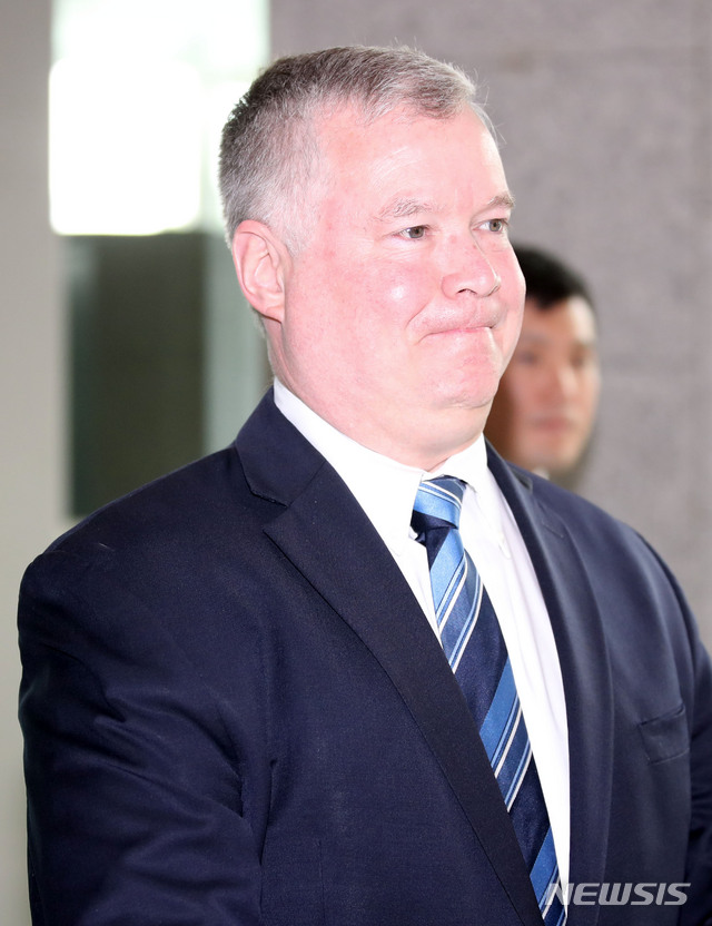【서울=뉴시스】 고범준 기자 = 스티븐 비건 미 국무부 대북특별대표가 지난 6월28일 오전 서울 종로구 외교부 청사에서 이도훈 외교부 한반도평화교섭본부장과 한미 북핵수석대표 협의를 위해 들어서고 있다. 2019.08.17 bjko@newsis.com