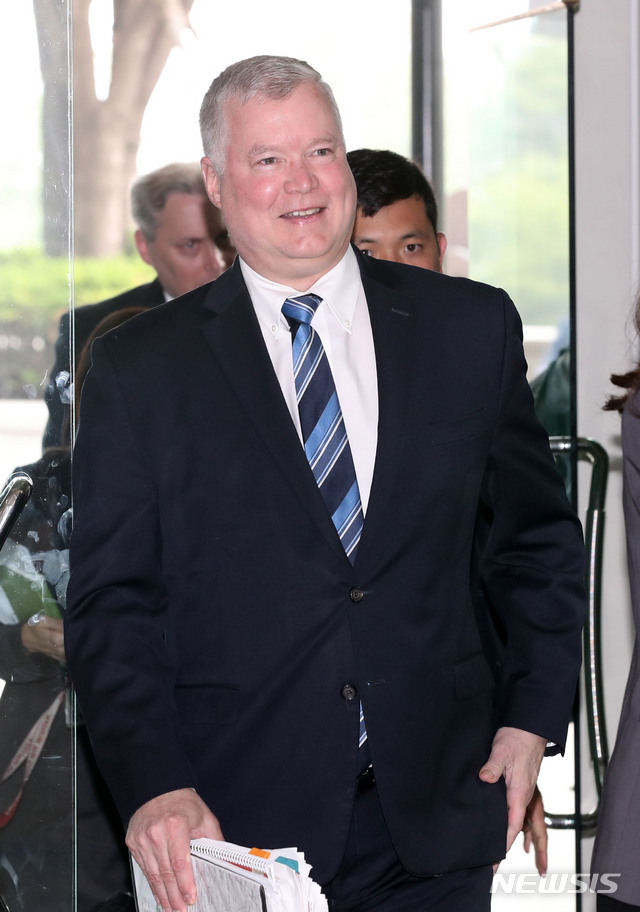 【서울=뉴시스】 고범준 기자 = 스티븐 비건 미 국무부 대북특별대표가 28일 오전 서울 종로구 외교부 청사에서 이도훈 외교부 한반도평화교섭본부장과 한미 북핵수석대표 협의를 위해 들어서고 있다. 2019.06.28.&nbsp; bjko@newsis.com