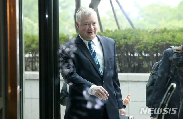 【서울=뉴시스】고범준 기자 = 스티븐 비건 미 국무부 대북특별대표가 지난 28일 오전 서울 종로구 외교부 청사에서 이도훈 외교부 한반도평화교섭본부장과 한미 북핵수석대표 협의를 위해 들어서고 있다. 2019.06.28. bjko@newsis.com