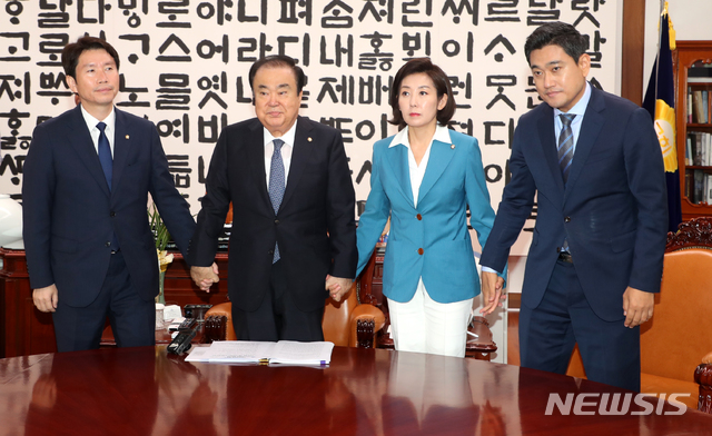 【서울=뉴시스】 박영태 기자 = 28일 국회의장실에서 문희상 의장과 여야3당 원내대표가 회동을 하고 있다. (왼쪽부터)이인영 더불어민주당 원내대표, 문 의장, 나경원 자유한국당 원내대표, 오신환 바른미래당 원내대표 2019.06.28.&nbsp;&nbsp;&nbsp; photo@newsis.com