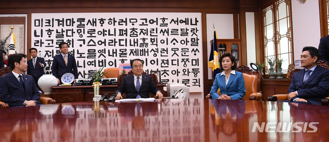 【서울=뉴시스】박영태 기자 = 국회 정상화 논의를 위한 국회의장과 여야 3당 교섭단체 원내대표의 회동이 28일 오전 서울 여의도 국회의장실에서 열린 가운데, 이인영 더불어민주당 원내대표와 문희상 국회의장, 나경원 자유한국당 원내대표, 오신환 바른미래당 원내대표(왼쪽부터)가 착석하고 있다. 2019. 06. 28.&nbsp; photo@newsis.com 