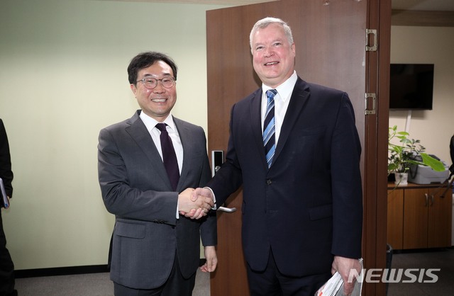 【서울=뉴시스】 고범준 기자 = 이도훈 외교부 한반도평화교섭본부장(왼쪽)이 28일 한·미 북핵 수석대표 협의를 위해 서울 종로구 정부서울청사 별관을 찾은 스티븐 비건 미 국무부 대북정책특별대표와 악수하고 있다. 2019.06.28. photo@newsis.com