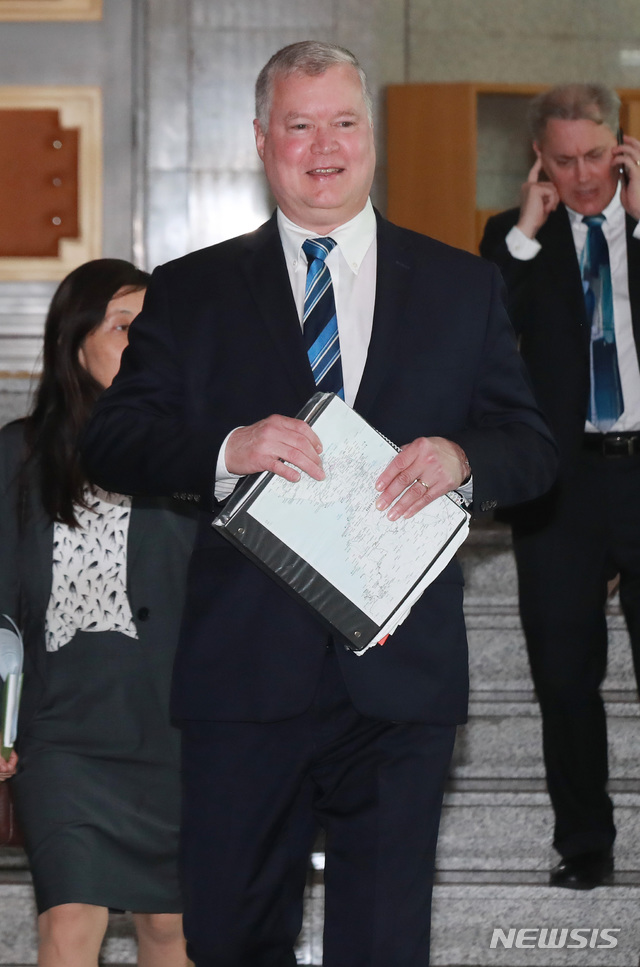 【서울=뉴시스】 고범준 기자 = 스티븐 비건 미국 국무부 대북정책특별대표가 이도훈 한반도평화교섭본부장과 북핵 수석대표 협의를 위해 28일 오전 서울 도렴동 외교부청사로 들어서고 있다. 2019.06.28. photo@newsis.com