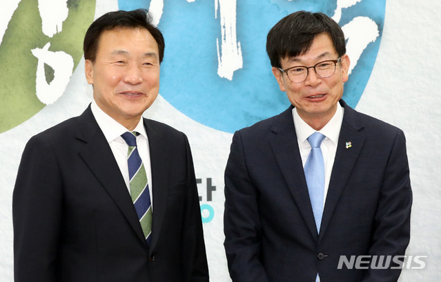 【서울=뉴시스】 박영태 기자 = 손학규 바른미래당 대표가 28일 오전 서울 여의도 국회를 찾은 김상조 청와대 신임 정책실장과 만나 기념촬영을 하고 있다. 2019.06.28.since1999@newsis.com