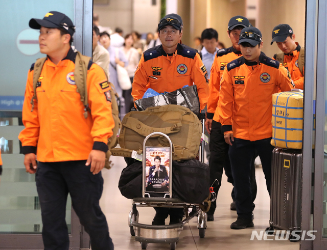 【인천공항=뉴시스】 전진환 기자 = 헝가리 유람선 침몰사고 수색 작업을 진행했던 소방청 중앙119구조본부 소속 구조대원 1진 12명이 지난 6월 28일 오전 인천국제공항을 통해 귀국, 입국장을 나오고 있다. amin2@newsis.com