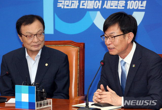 【서울=뉴시스】 박영태 기자 = 더불어민주당 이해찬 대표와 김상조 청와대 신임 정책실장이 28일 오전 서울 여의도 국회 더불어민주당 대표실에서 만나 이야기를 나누고 있다. 2019.06.28. since1999@newsis.com