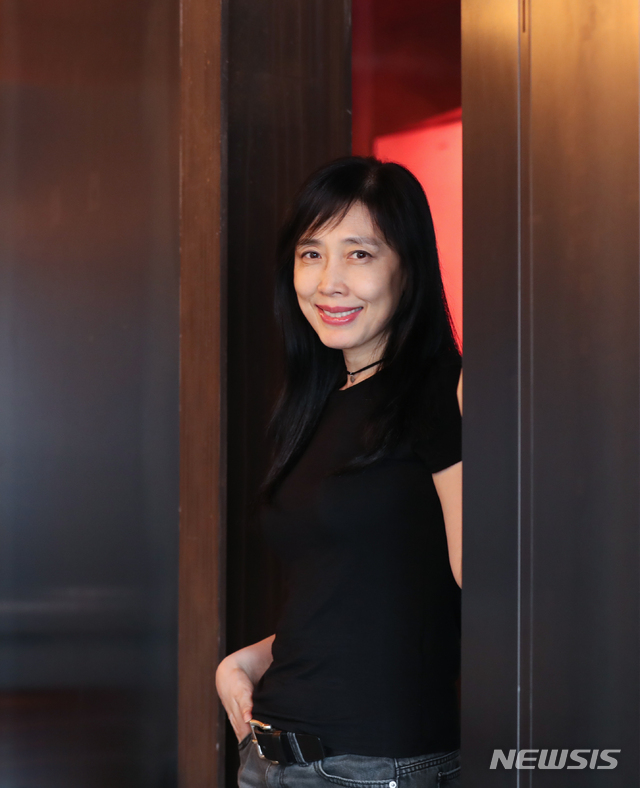 【서울=뉴시스】조수정 기자 = 시집 '지예의 지루한 수다'를 출간한 가수 겸 작사가 지예가 27일 오후 서울 합정동 카페 페이머스 그라운드에서 뉴시스와 인터뷰한 뒤 포즈를 취하고 있다. 2019.06.28. chocrystal@newsis.com