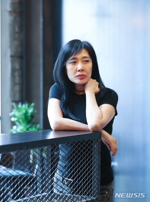 【서울=뉴시스】조수정 기자 = 시집 '지예의 지루한 수다'를 출간한 가수 겸 작사가 지예가 27일 오후 서울 합정동 카페 페이머스 그라운드에서 뉴시스와 인터뷰한 뒤 포즈를 취하고 있다. 2019.06.28. chocrystal@newsis.com