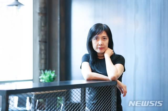 【서울=뉴시스】조수정 기자 = 시집 '지예의 지루한 수다'를 출간한 가수 겸 작사가 지예가 27일 오후 서울 합정동 카페 페이머스 그라운드에서 뉴시스와 인터뷰한 뒤 포즈를 취하고 있다. 2019.06.28. chocrystal@newsis.com