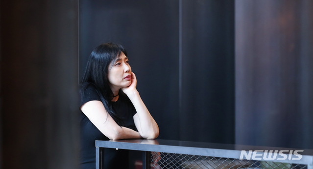 【서울=뉴시스】조수정 기자 = 시집 '지예의 지루한 수다'를 출간한 가수 겸 작사가 지예가 27일 오후 서울 합정동 카페 페이머스 그라운드에서 뉴시스와 인터뷰한 뒤 포즈를 취하고 있다. 2019.06.28. chocrystal@newsis.com