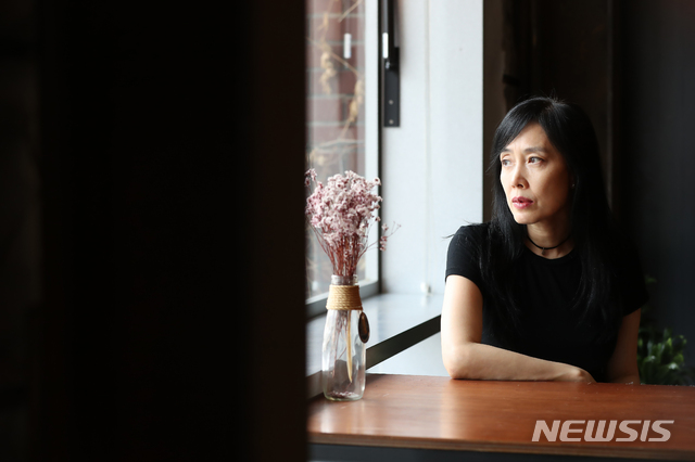 【서울=뉴시스】조수정 기자 = 시집 '지예의 지루한 수다'를 출간한 가수 겸 작사가 지예가 27일 오후 서울 합정동 카페 페이머스 그라운드에서 뉴시스와 인터뷰한 뒤 포즈를 취하고 있다. 2019.06.28. chocrystal@newsis.com