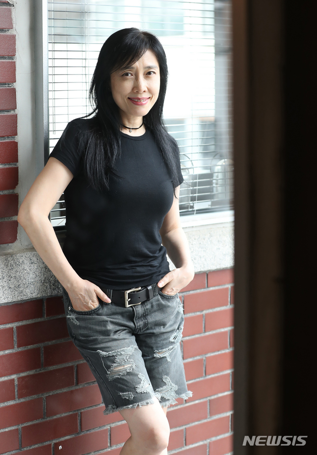 【서울=뉴시스】조수정 기자 = 시집 '지예의 지루한 수다'를 출간한 가수 겸 작사가 지예가 27일 오후 서울 합정동 카페 페이머스 그라운드에서 뉴시스와 인터뷰한 뒤 포즈를 취하고 있다. 2019.06.28. chocrystal@newsis.com