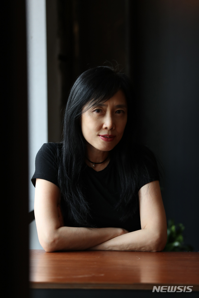 【서울=뉴시스】조수정 기자 = 시집 '지예의 지루한 수다'를 출간한 가수 겸 작사가 지예가 27일 오후 서울 합정동 카페 페이머스 그라운드에서 뉴시스와 인터뷰한 뒤 포즈를 취하고 있다. 2019.06.28. chocrystal@newsis.com