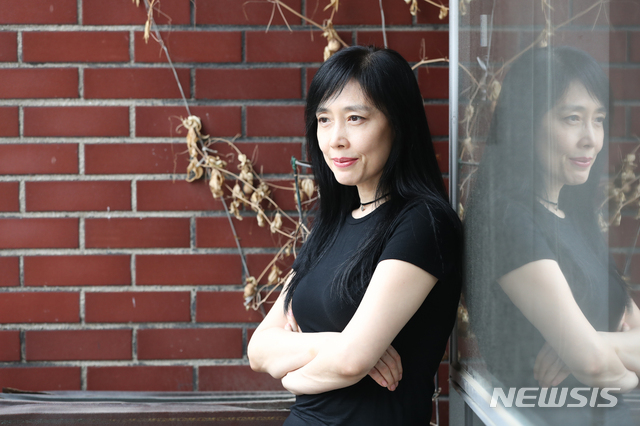 【서울=뉴시스】조수정 기자 = 시집 '지예의 지루한 수다'를 출간한 가수 겸 작사가 지예가 27일 오후 서울 합정동 카페 페이머스 그라운드에서 뉴시스와 인터뷰한 뒤 포즈를 취하고 있다. 2019.06.28. chocrystal@newsis.com