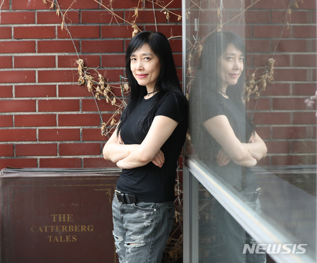 【서울=뉴시스】조수정 기자 = 시집 '지예의 지루한 수다'를 출간한 가수 겸 작사가 지예가 27일 오후 서울 합정동 카페 페이머스 그라운드에서 뉴시스와 인터뷰한 뒤 포즈를 취하고 있다. 2019.06.28. chocrystal@newsis.com