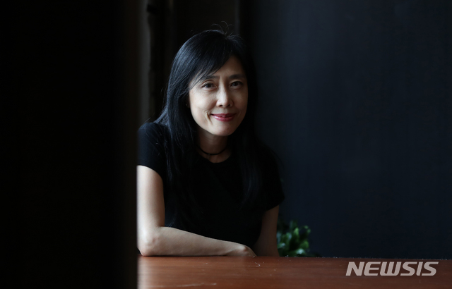 【서울=뉴시스】조수정 기자 = 시집 '지예의 지루한 수다'를 출간한 가수 겸 작사가 지예가 27일 오후 서울 합정동 카페 페이머스 그라운드에서 뉴시스와 인터뷰한 뒤 포즈를 취하고 있다. 2019.06.28. chocrystal@newsis.com