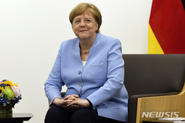 【오사카(일본)=AP/뉴시스】앙겔라 메르켈 독일 총리가 28일 주요 20개국(G20) 정상회담이 열리는 일본 오사카에서 열린 미국 정상과의 회담 자리에서 미소를 짓고 있다. 29일(현지시간) AP통신에 따르면 최근 온몸을 떠는 증상으로 '건강 이상설'에 시달리던 메르켈 총리는 "나는 괜찮다"며 논란을 일축했다. 2019.06.30.