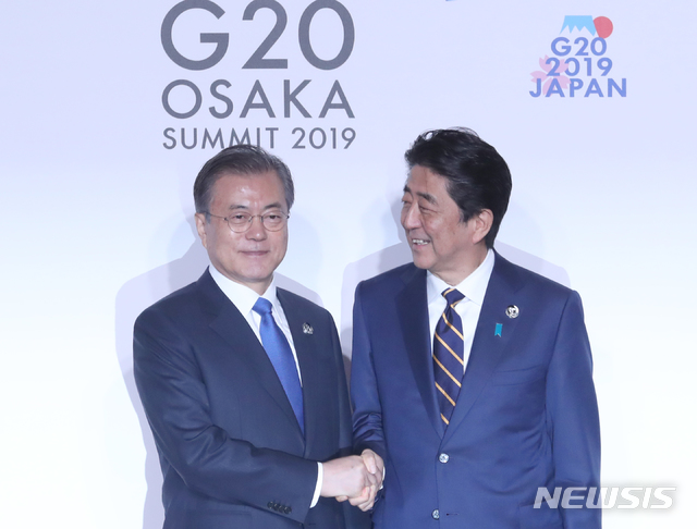 【오사카(일본)=뉴시스】박진희 기자 = 지난 6월28일 오사카 주요20개국(G20) 정상회의 공식환영식에서의 문재인 대통령과 아베 신조(安倍晋三) 일본 총리의 모습. 2019.06.28. pak7130@newsis.com