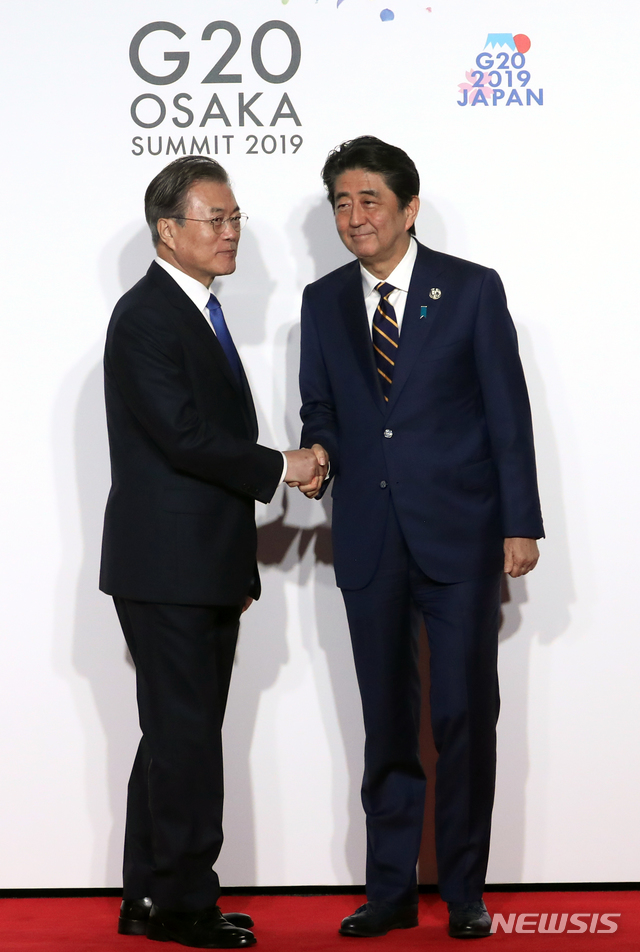 【오사카(일본)=뉴시스】박진희 기자 = 문재인 대통령이 28일 일본 오사카 국제컨벤션센터 인텍스오사카에서 열린 G20 정상회의 공식환영식에서 아베 신조 일본 총리와 악수하고 있다. 2019.06.28. pak7130@newsis.com