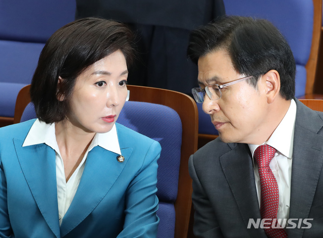 【서울=뉴시스】고승민 기자 = 28일 서울 여의도 국회에서 열린 자유한국당 의원총회에서 황교안 대표와 나경원 원내대표가 대화하고 있다. 2019.06.28. kkssmm99@newsis.com