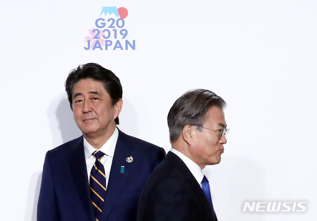【오사카(일본)=뉴시스】박진희 기자 = 문재인 대통령이 28일 일본 오사카 국제컨벤션센터 인텍스오사카에서 열린 G20 정상회의 공식환영식에서 아베 신조 일본 총리와 악수하고 행사장으로 향하고 있다. 2019.06.28.   pak7130@newsis.com