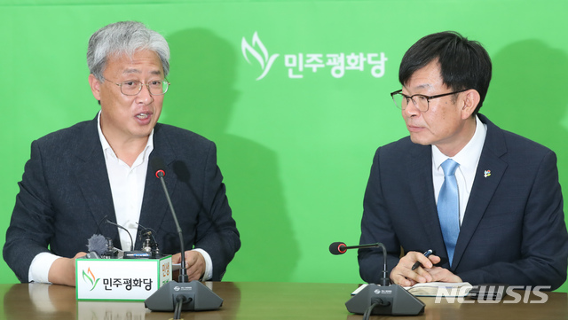 【서울=뉴시스】고승민 기자 = 김상조 청와대 정책실장이 28일 서울 여의도 국회를 찾아 민주평화당 유성엽 원내대표를 예방하고 있다. 2019.06.28.kkssmm99@newsis.com