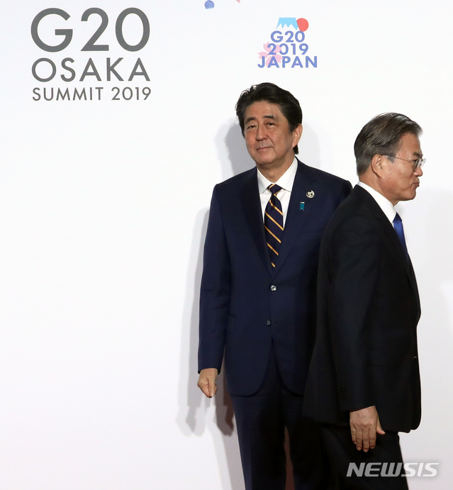 【오사카(일본)=뉴시스】 박진희 기자 = 문재인 대통령이 지난달 28일 오전 인텍스 오사카에서 열린 G20 정상회의 공식환영식에서 의장국인 일본 아베 신조 총리와 악수한 뒤 행사장으로 향하고 있다. 2019.06.28. pak7130@newsis.com