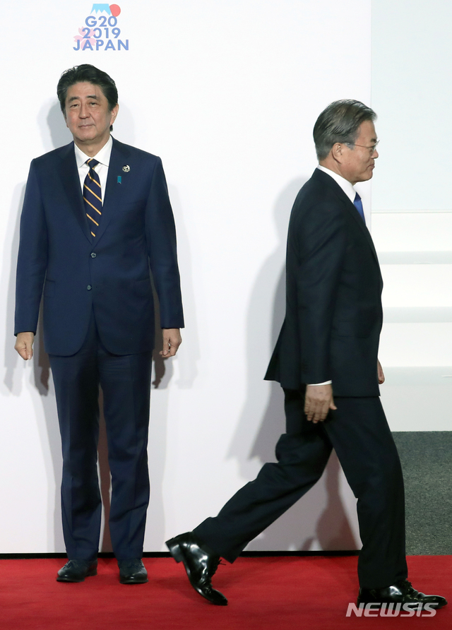 【오사카(일본)=뉴시스】 박진희 기자 = 문재인 대통령이 28일 오전 인텍스 오사카에서 열린 G20 정상회의 공식환영식에서 의장국인 일본 아베 신조 총리와 악수한 뒤 행사장으로 향하고 있다. 2019.06.28. pak7130@newsis.com