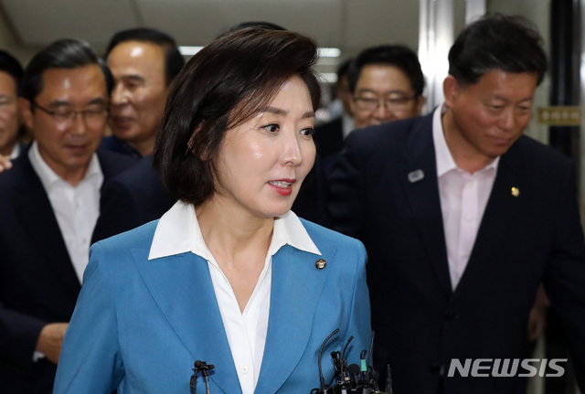 【서울=뉴시스】 박영태 기자 = 자유한국당 나경원 원내대표가 28일 서울 여의도 국회에서 열린 의원총회를 끝내고 밝게 웃으며 취재진의 질문에 답변하고 있다. 2019.06.28. since1999@newsis.com